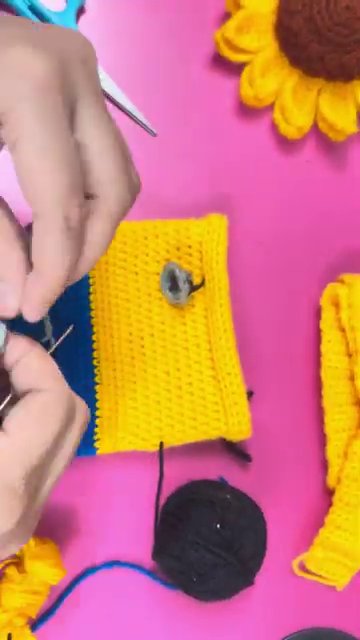 How to Crochet a Minion Bottle Cover: A Step-by-Step Project