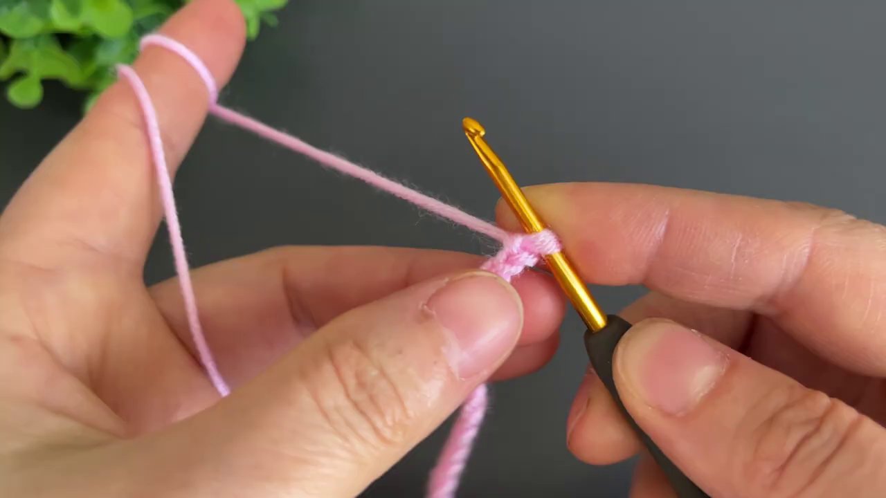 The text "4ch" appears as the hook pulls up a loop to form the starting chain.