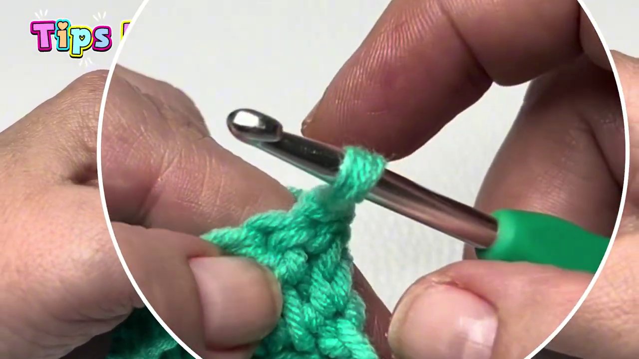 Close-up of the fake double crochet stitch sitting flush against the edge of the previous row.