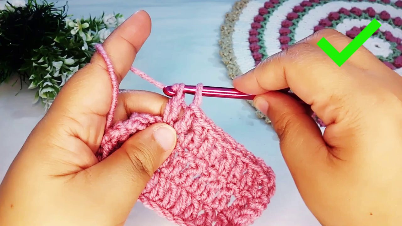 Demonstration of the golden loop — the single loop on the hook before starting the next stitch.