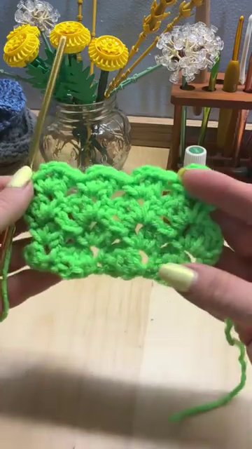 The completed tulip stitch swatch, showing both sides of the fabric.