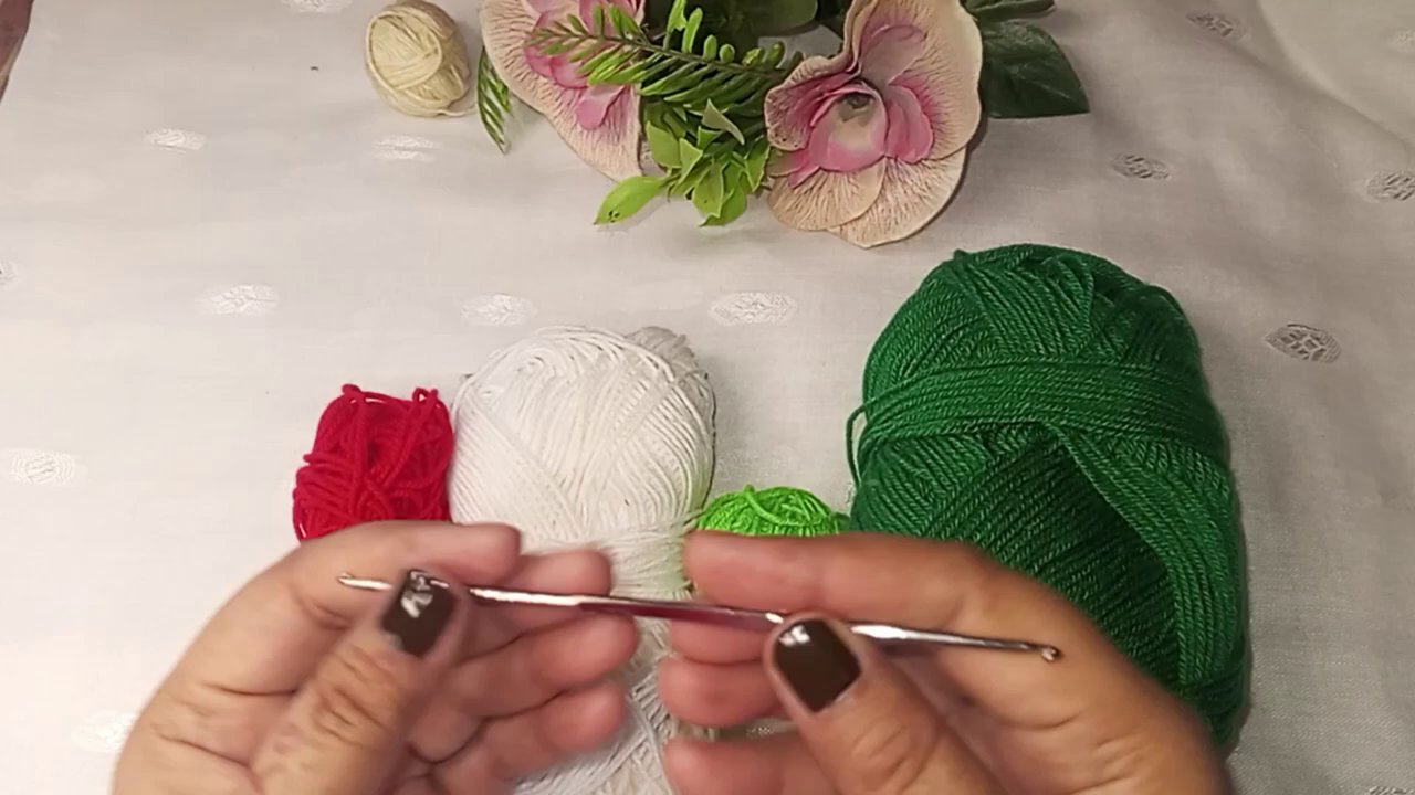 Hands crocheting a red circle, with text overlay showing stitch counts.