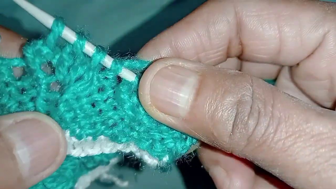 The knitter holding five strands of yarn together, demonstrating the thickness before casting on.