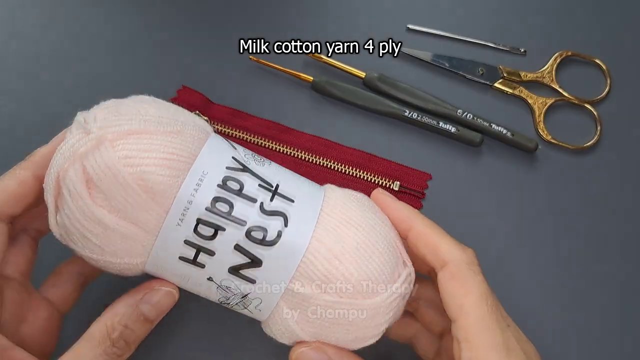 How to Crochet a Mini Zipper Purse That’s Actually Useful