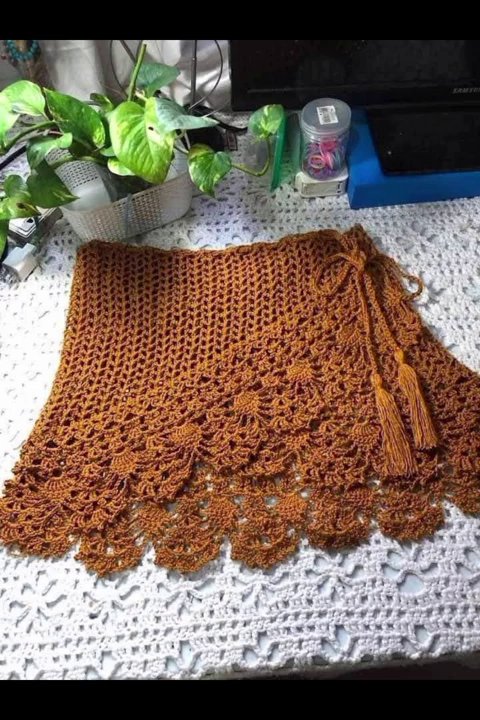 A person using stitch markers to keep track of their crochet row.